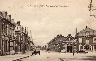 On est là au début du boulevard  et le bas de la rur de Calais . Sur la droite on voit le garage M.Damide qui était à lépoque le grand garage Audomarois. Sur la gauche on peut lire sur la façade F. Leboucq 